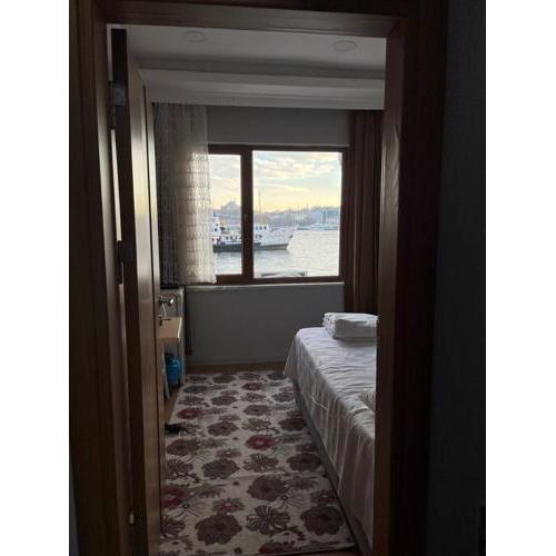 A Beachfront, Peninsula View Apartment in Karaköy