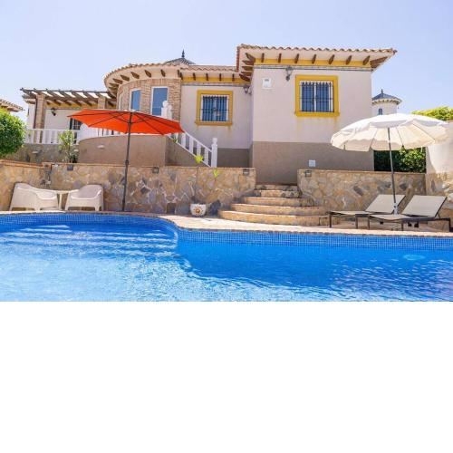 A beautiful 3 bed detached villa a short walk to the Villamartin Plaza & Golf ccourse