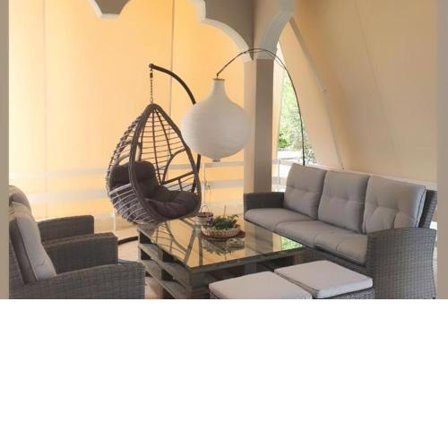 A family detached house - 2 mins walk from the sea