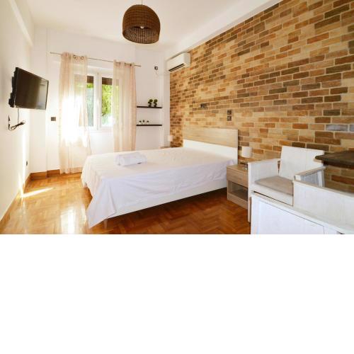 A modern rustic cosy apartment at the foot of Mount Lycabettus