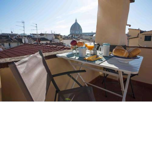 A refuge with a terrace overlooking the Duomo