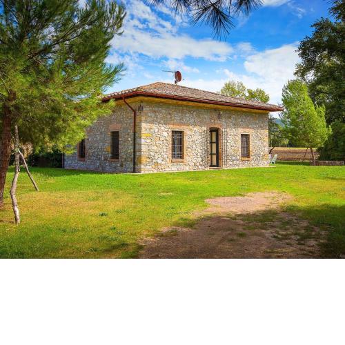 A rustic house set in the Tuscan landscape