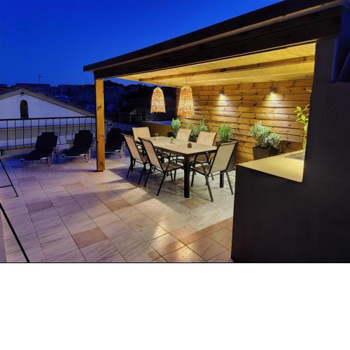 A Unique 3-4 bedrooms house in OLD TOWN