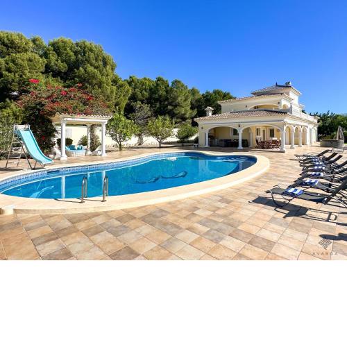 A018 - Gran villa con vistas al mar en Moraira