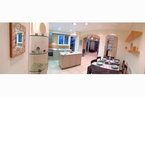 A1 Elegant Vouliagmeni apt in a Unique Spot