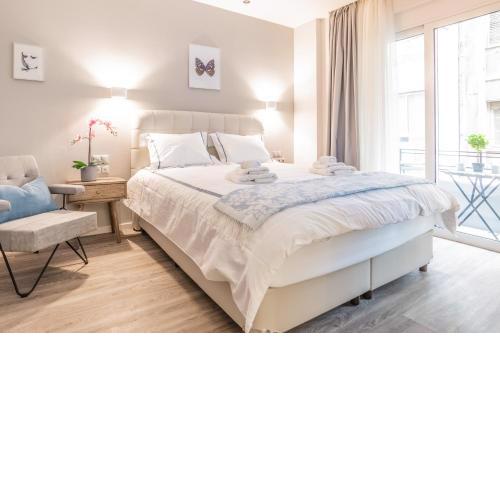 A13 Pristine & Sunny 30m2 flat near Syntagma sq