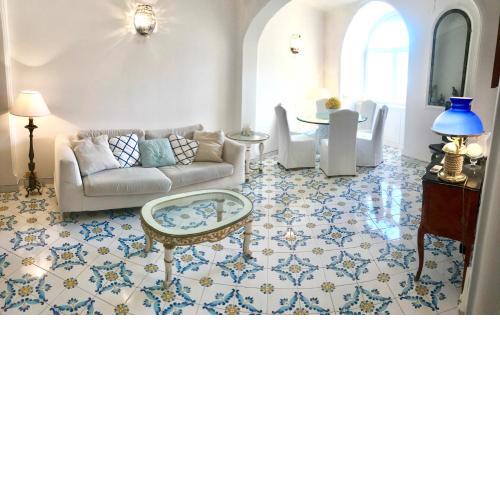 ABATE LUXURY APARTMENT By CapriRooms
