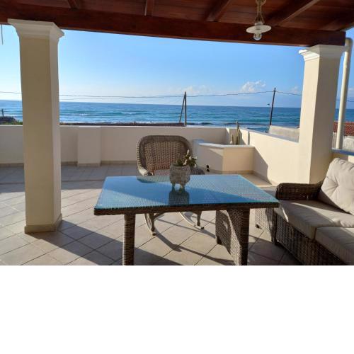 Acharavi, villa next to the beach