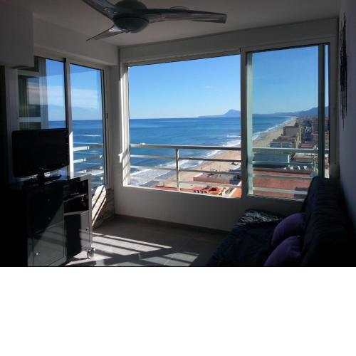 Acogedor apartamento con vistas al mar.