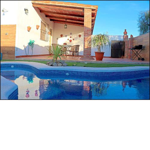 Acogedor chalet con piscina