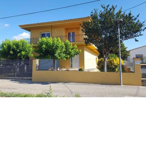 Acogedora y amplia casa en pueblo tranquilo.