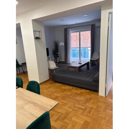 Acropolis View and Walking Distance 4 bd Flat