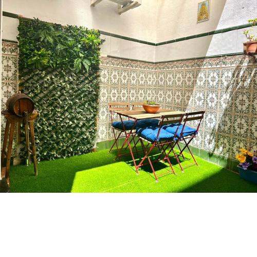 Adela & private courtyard by ELE Apartments