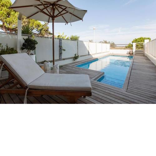 Adosado frente al mar con piscina privada