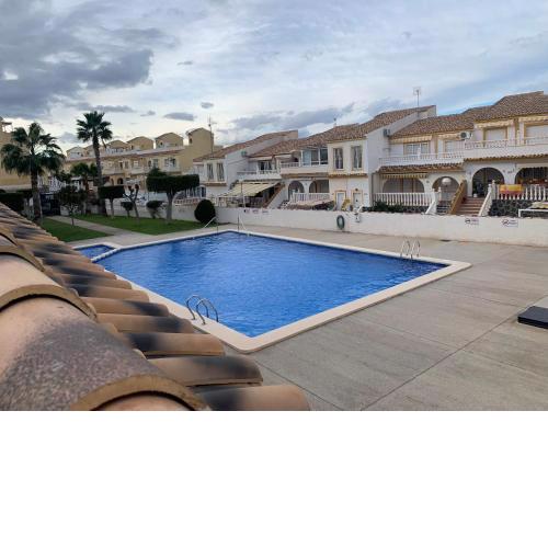 Adosado tranquilo con piscina y vistas al mar
