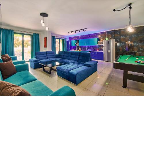 AEON 10-PERSON LUXURIOUS HOUSE