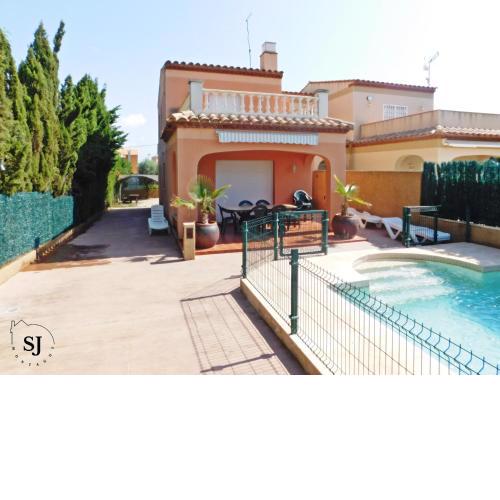 Agradable casa con piscina en Les Tres Cales