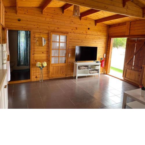 Agradable Mini Casa de madera con jardín amplio