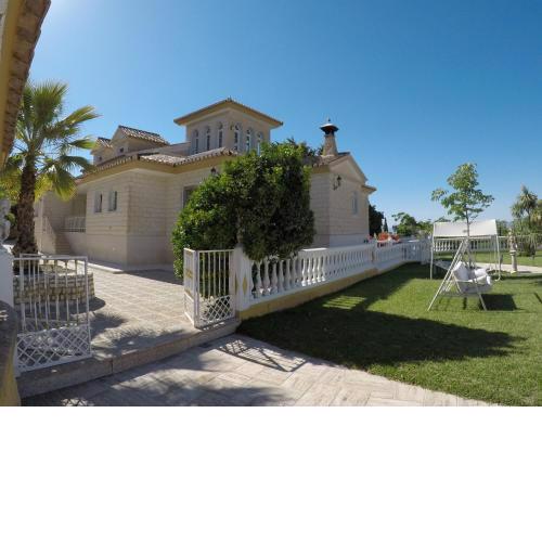 Agradable Villa con Piscina a 15 min. De Granada C