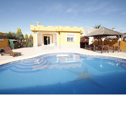 Agradable villa con piscina