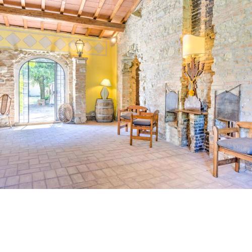 Agriturismo with swimming pool quiet valley mountain bikes available