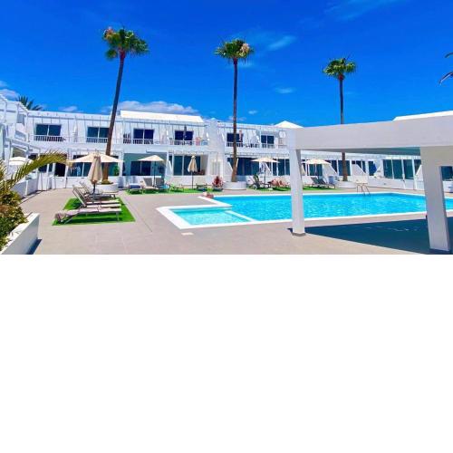 Air-conditioned 2 bedroom poolside apt - Free WiFi