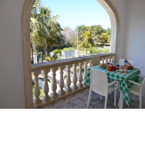 Air-conditioned Apartment Near The Beach With Spacious Balcony & Garden; Pets