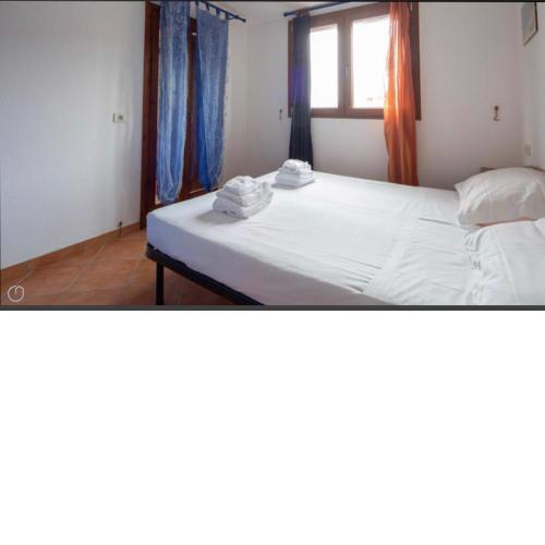 Airport-Port-Commercial Center-Trilo-3 indipendent rooms at 5 minutes by walk from bus to beaches & city of olbia and 25 min by walk to Airport Azzurro