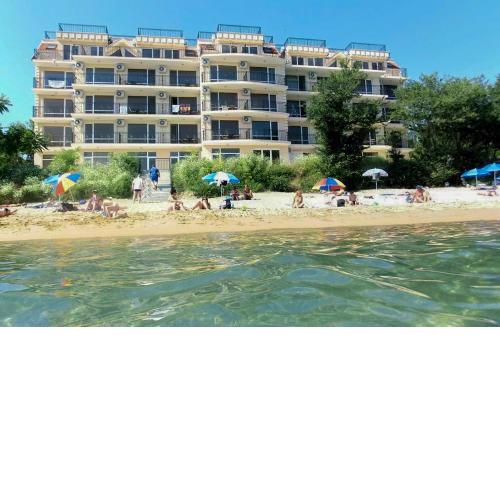 Akra Apartments