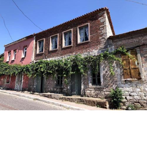 Akropol’e yakın 2 katlı müstakil Rum evi