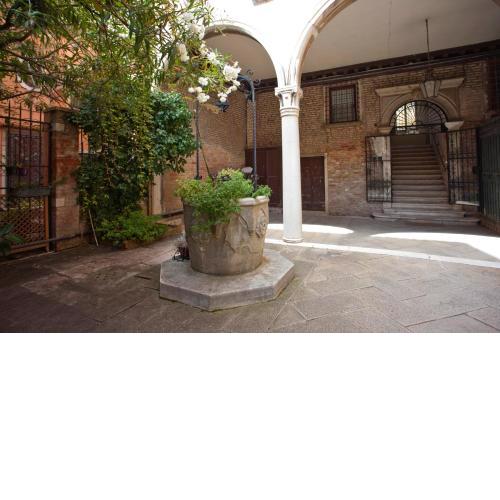 Al Mezzanino, Palazzo Torniello