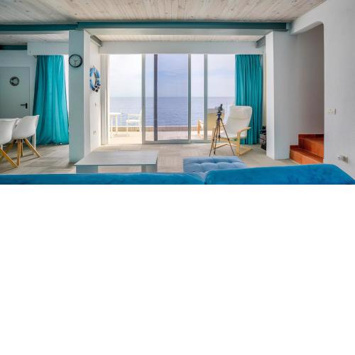 Albatros 3BR House Seafront Terrace - AirCon & BBQ