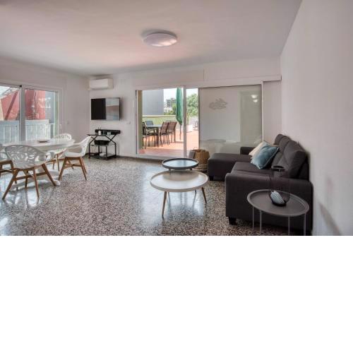 Albatros Apartament per 5 persones en ple centre amb gran terrassa i aparcament a 5 minuts de la Platja Gran