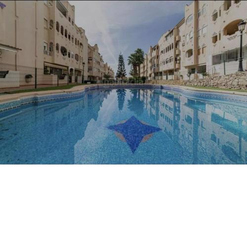 Alegre apartamento junto al mar y campo de golf.
