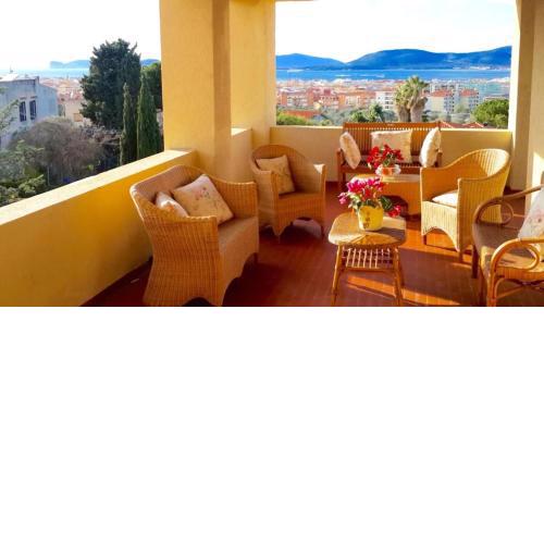 Alghero villa Duchessa per 8 persone vista mare immersa nel verde con giardino