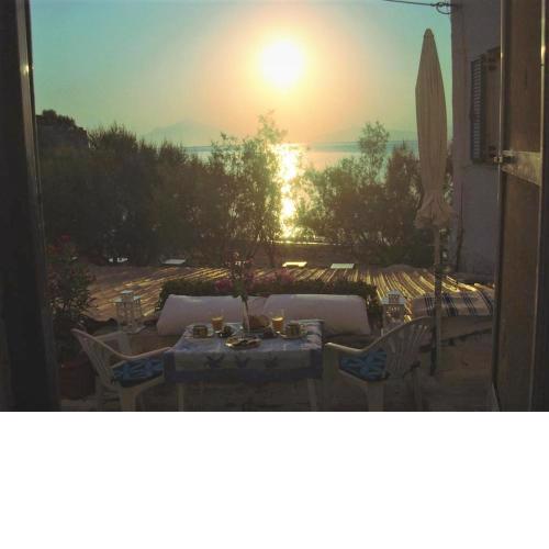 Alkistis Cozy By The Beach Apt in Ikaria Island, Therma Ground Floor