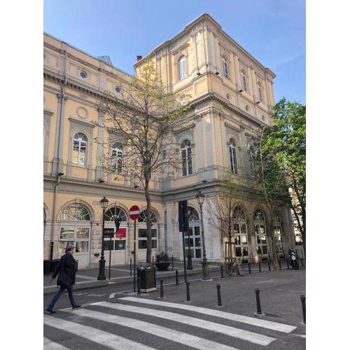Alla Scalinata del Teatro Rossetti confort suites