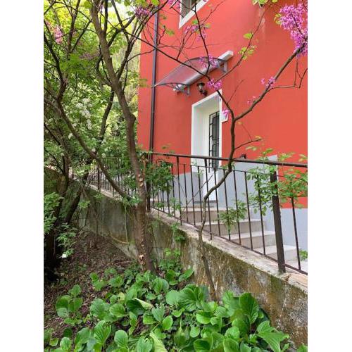 Alloggio in villa con giardino e posti auto