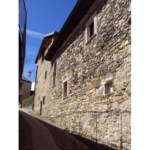 All'Ombra dell'Antica Pietra