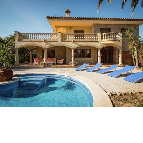 Alluring Holiday Home in Sant Pere Pescador with Swimming Pool