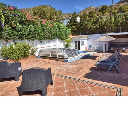Alluring villa in Benalm dena with private pool