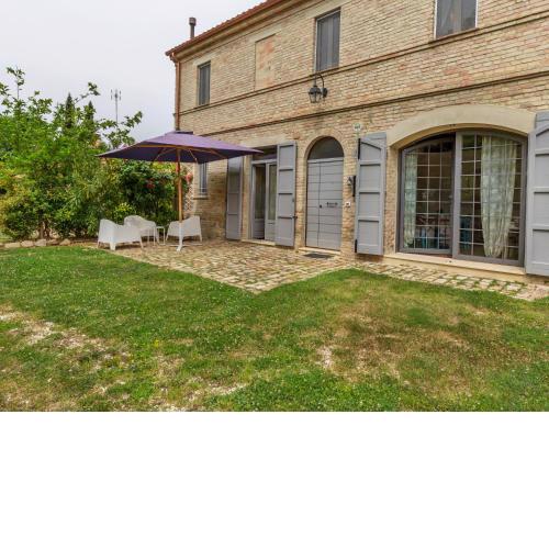 Alluring Villa in Ostra with Swimming Pool