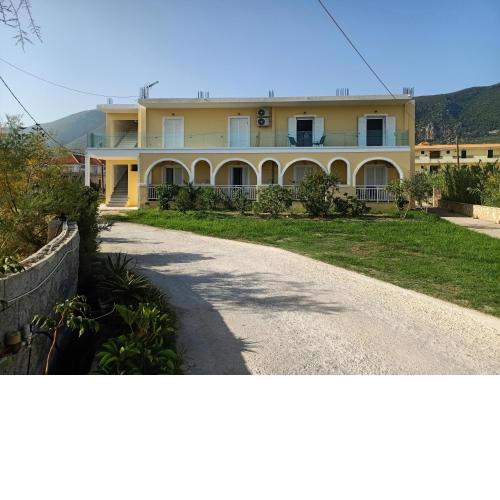 ALMIRIKI Studios & Apartments
