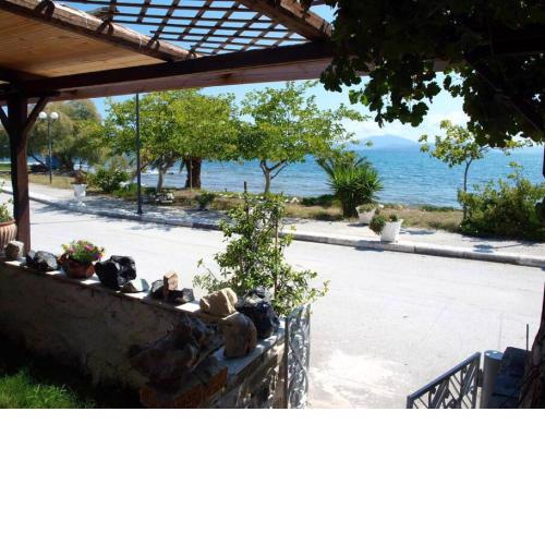 Alonaki Seafront Cottage