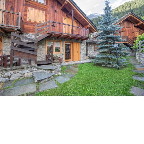 ALTIDO Big Flat for 8 with Backyard and Parking in Courmayeur