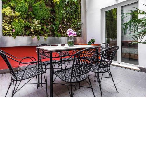 ALTIDO Charming Apt for 3 with Adorable Internal Garden