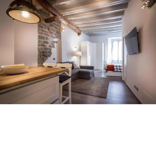 ALTIDO Elegant Apt for 4 at the Como's heart