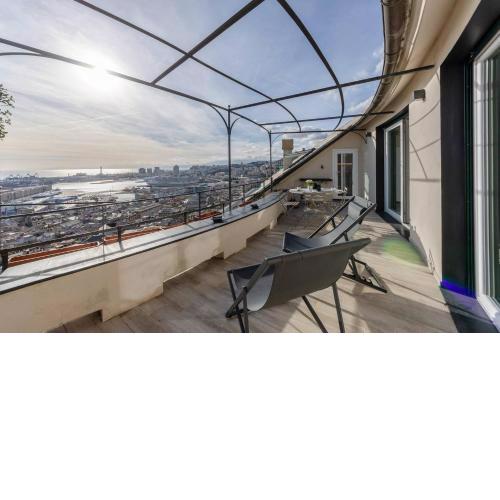 ALTIDO Exclusive Flat for 8, with Stunning City and SeaView