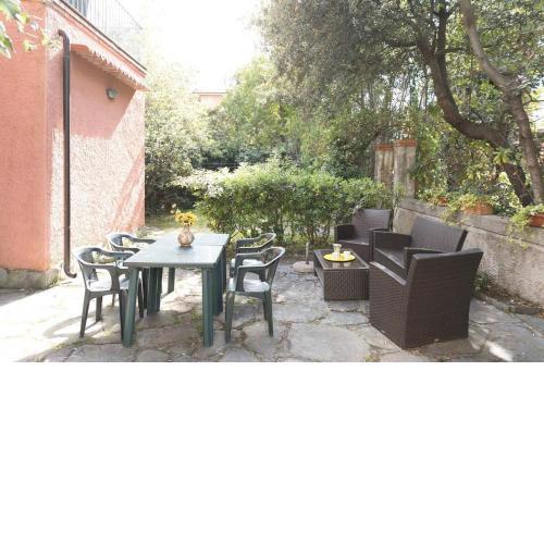 ALTIDO Lively 3BR Villa with Shared Garden, 50m from Beach
