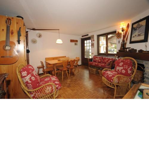 ALTIDO Rustic Apt for 4 with Parking Nearby Ski Lifts